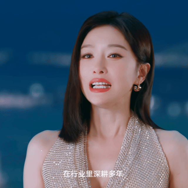 秦岚与比亚迪海豹08的双向奔赴 秦岚的从容不是装出来的，是底气。演戏多年，她明白
