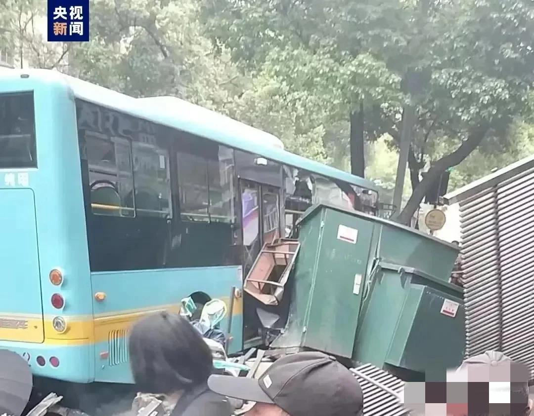 这哪里是尸体，分明就是肉泥，肉饼，真的是人躺在血泊里面吗？江西南昌一公交车司机突