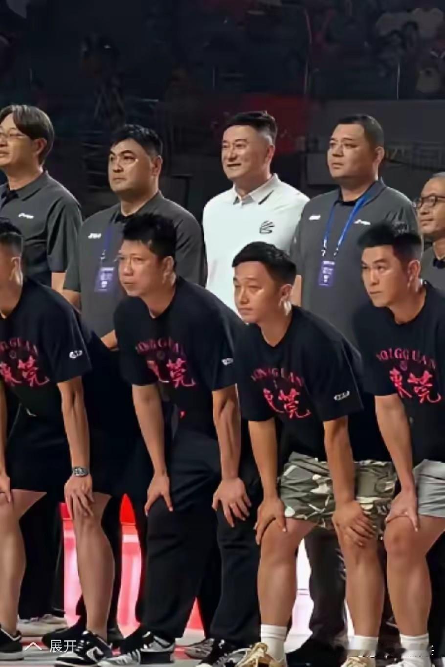 杜峰这回把粤BA搞得轰轰烈烈，万众瞩目，也是刻意而为之。把广东男篮带入这般境地下
