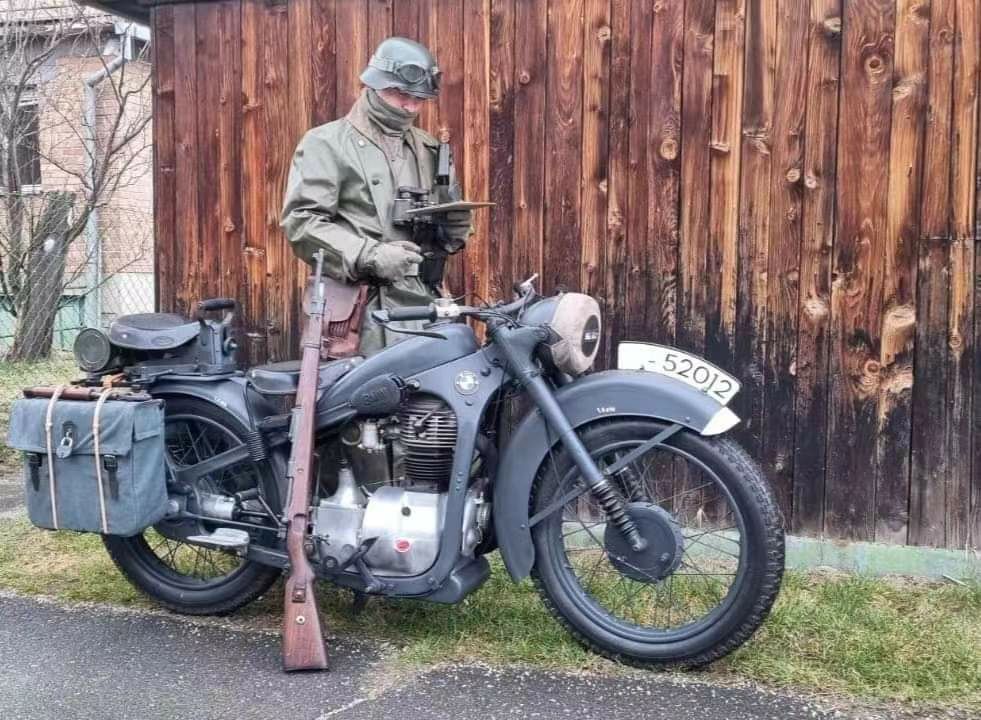 照片中的德国摩托车手驾驶的是一台1940年的