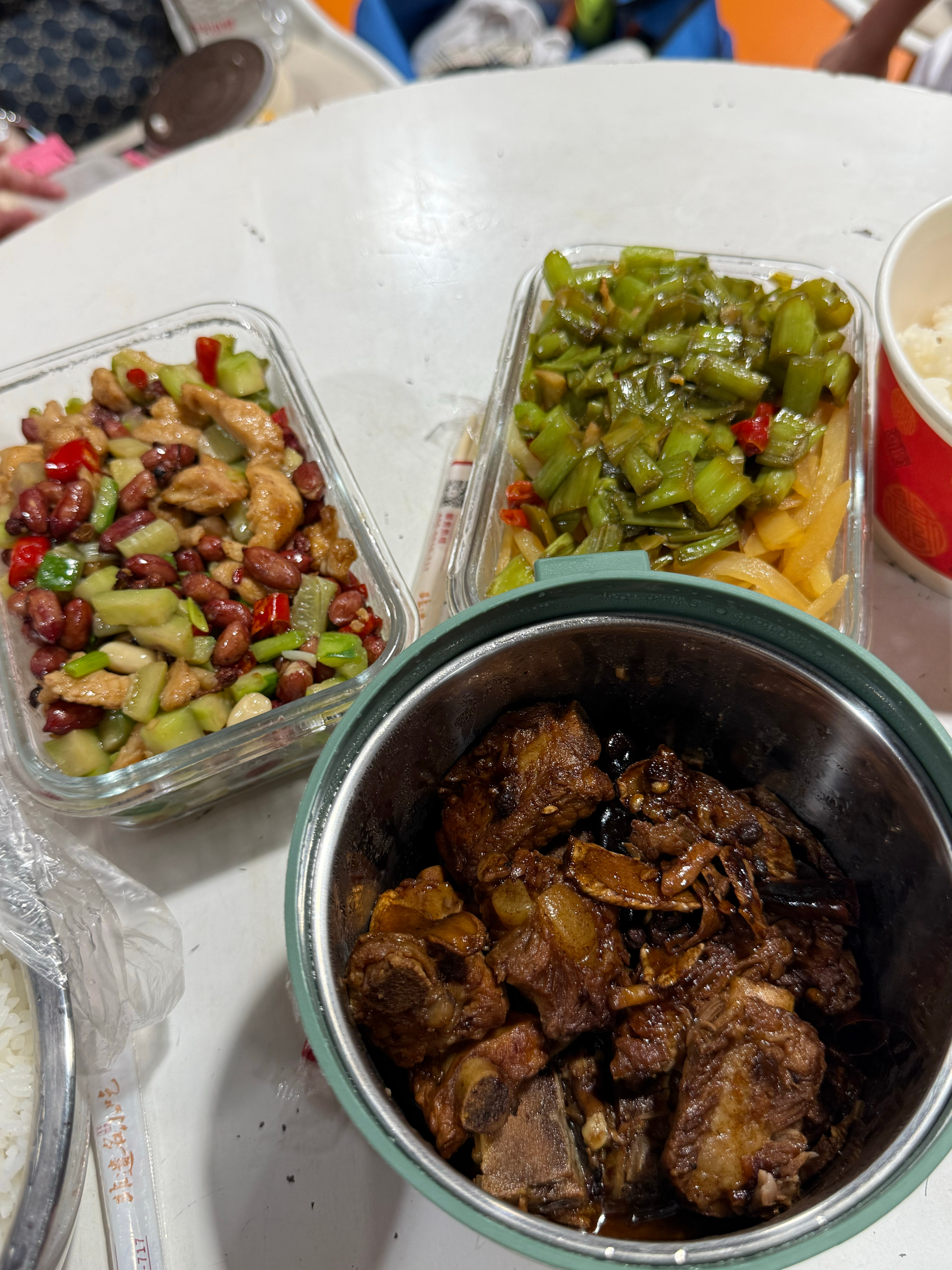 泡在剑馆里吃饭～ 