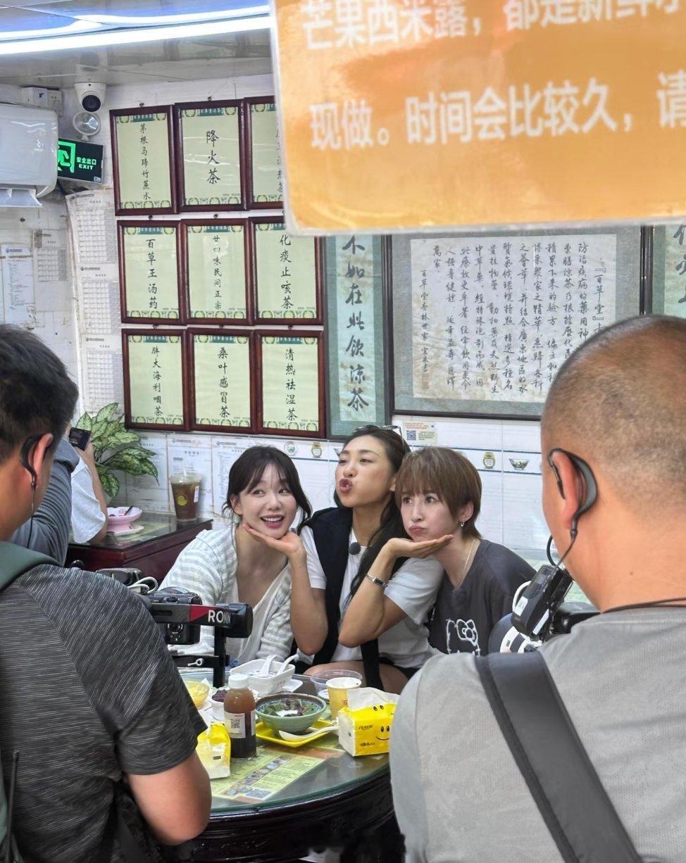 陈瑶黄灿灿一起上我家那闺女这季综艺阵容太惊喜，陈瑶和黄灿灿同为常驻，褪去舞台滤镜
