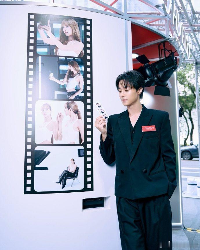 显化施柏宇追星运 六年前认定Lisa为专属追星目标，中途打卡演唱会留存舞台直拍，