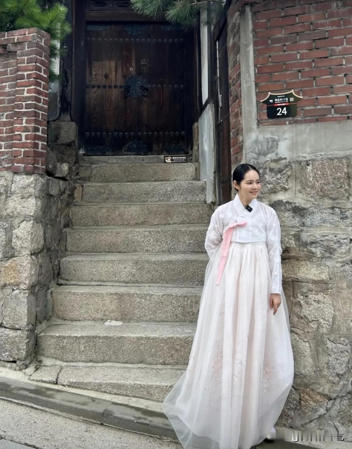 5日，演员韩佳人在自己的Instagram上上传了照片。公开的照片中，韩佳人以北