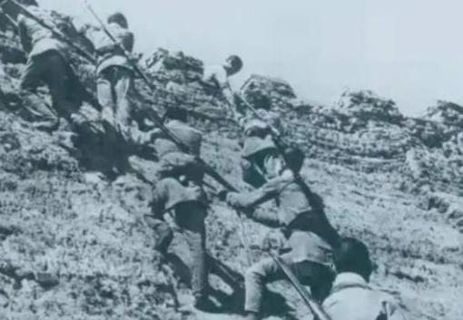 1947年，解放军久攻不下狮脑山，一到夜里，山上还传来小孩哭声，侦察兵冒险摸上山