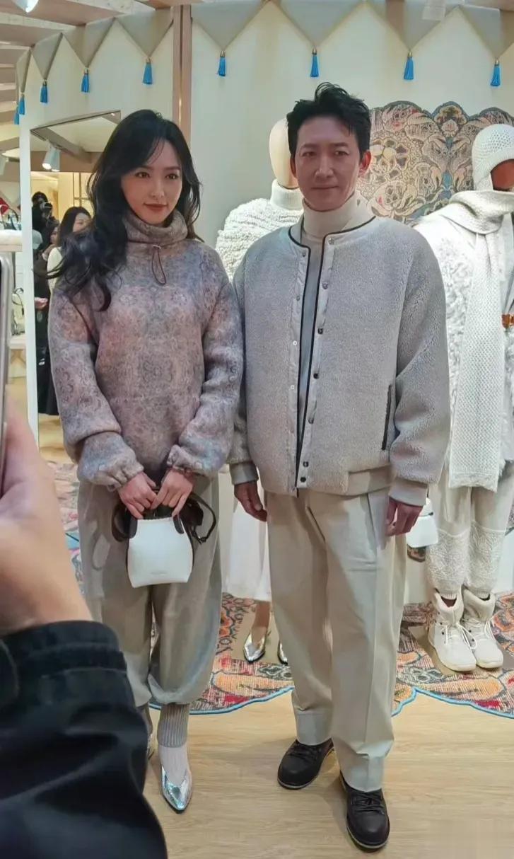 唐嫣王阳一起现身活动，两人都年过四十了，但本人都特别年轻，状态超好。40岁的唐嫣
