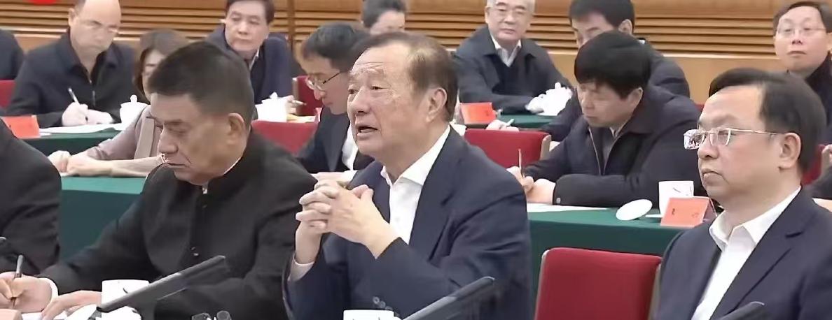 这是一位可敬的老人。
任老是1944年出生的，今年已经81岁了。
一般人像他这么