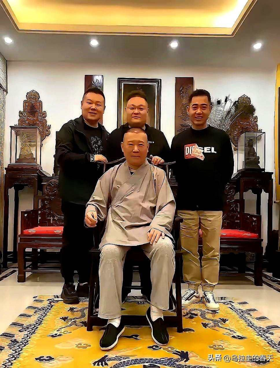 天一热，话就容易说重。
最近再看那张郭德纲坐太师椅、脚下铺着龙纹地毯的照片，争议