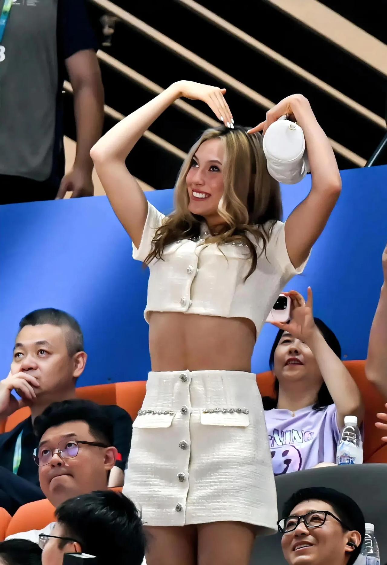 我就纯属好奇啊，
谷爱凌比吴艳妮小6岁，
为啥吴艳妮看起来还像小女孩? 
她比爱