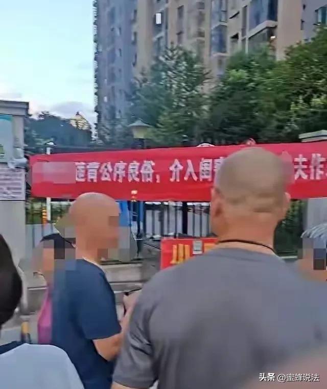 湖南长沙，女子发现闺蜜和丈夫保持不正当关系，女子一气之下，打着横幅，带着锦旗，来