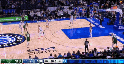 超远三分锁定胜局！小托马斯虽然独但真准！
在今天NBA常规赛雄鹿对阵魔术的第四节