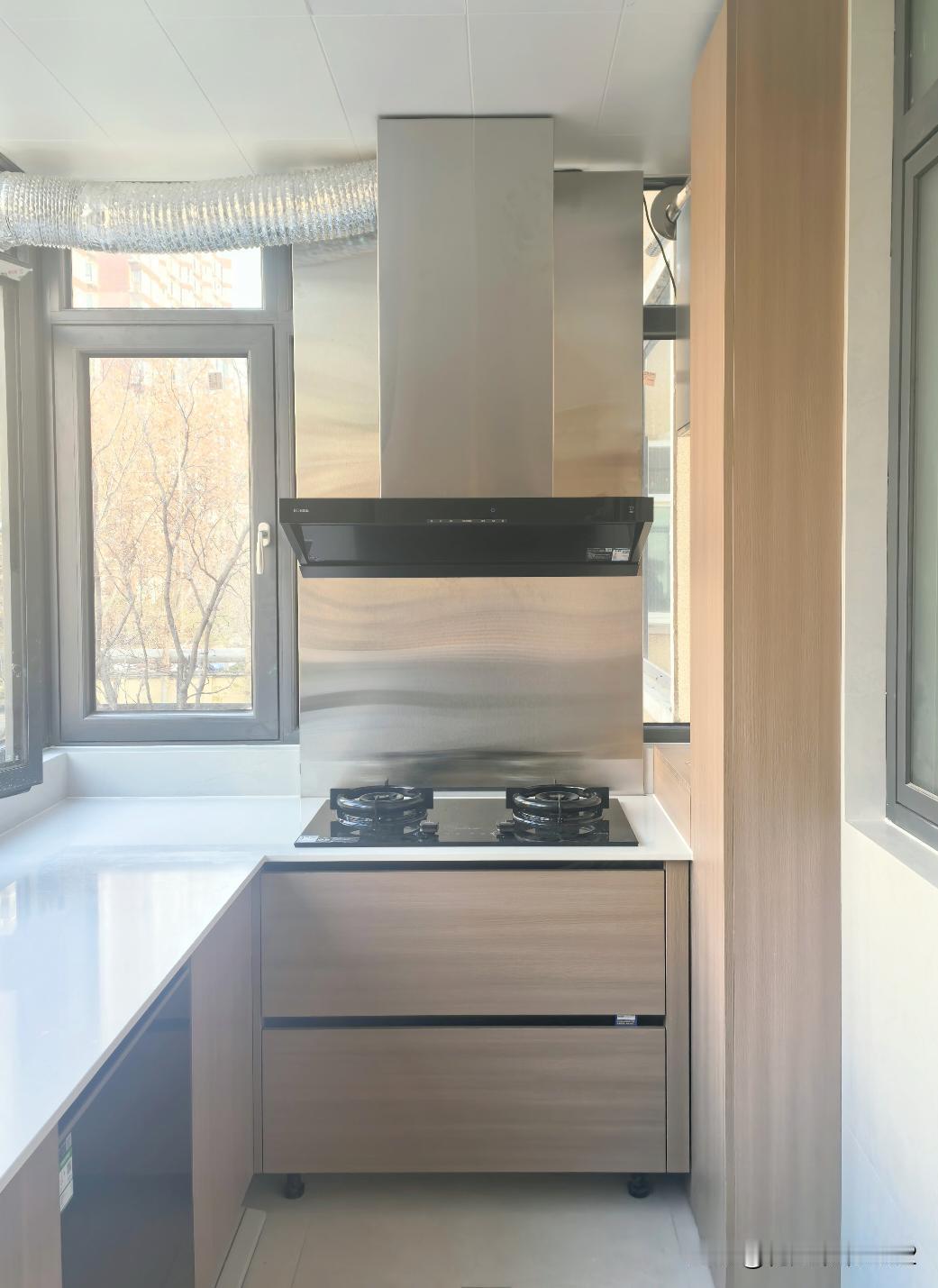 油烟机挂在窗户上，完美遮丑！
因为油烟机要挂在窗户上，不想要明装的架子，自己找不