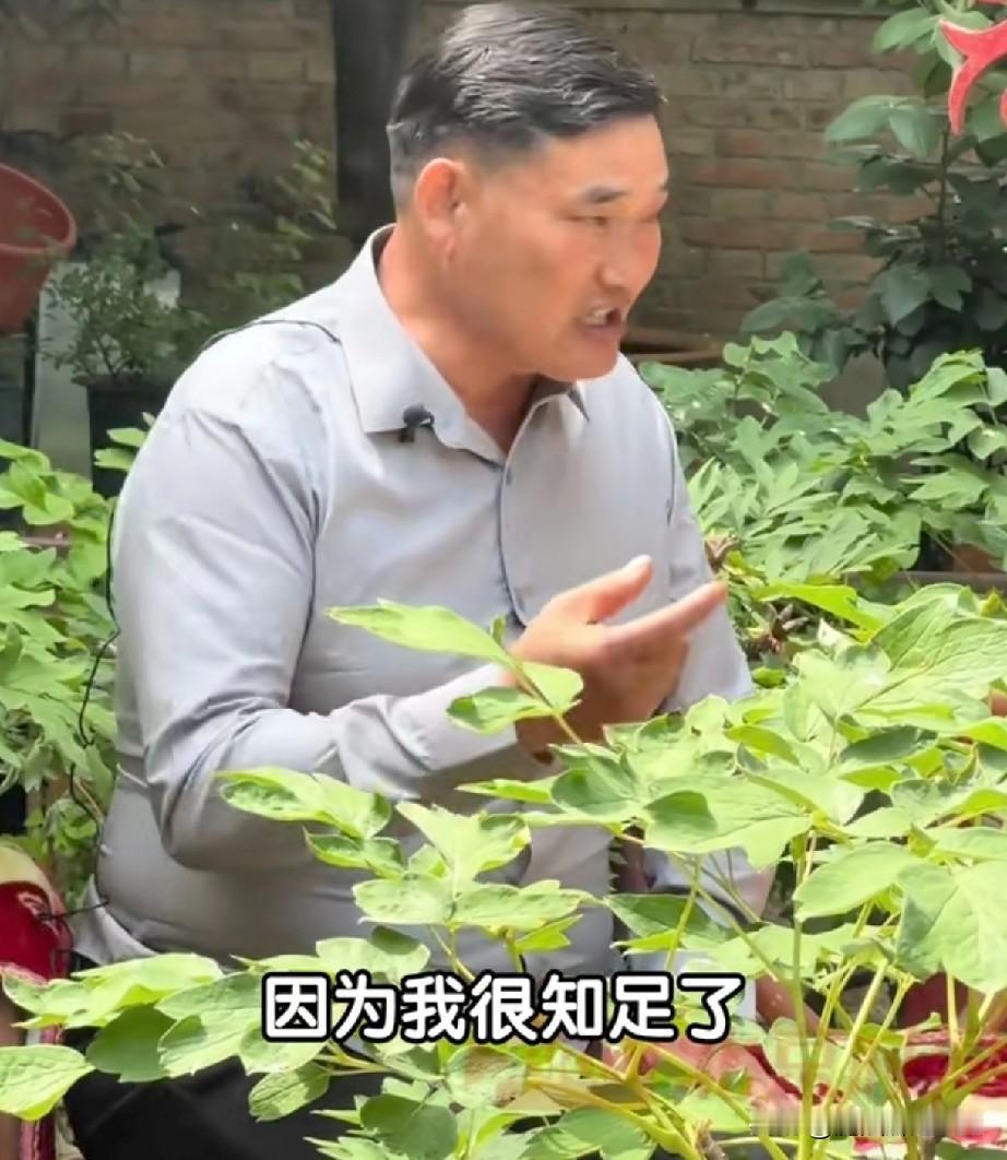 朱之文总是被嘲讽，
因为他的生活方式，跟“明星”们差别太大，明明很有钱了，却仍然
