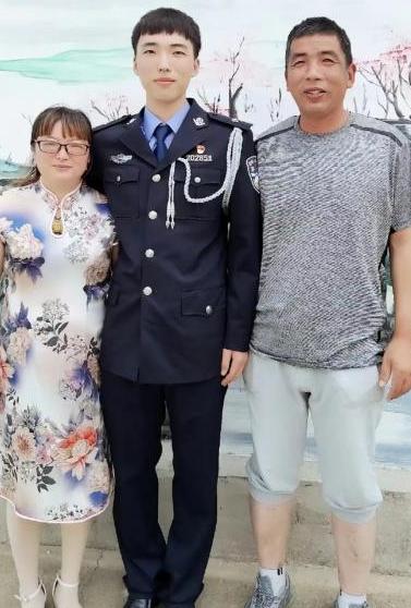 江苏一女子，儿子因公牺牲，她伤心欲绝，每天以泪洗面，2022年一天，她在商场，突