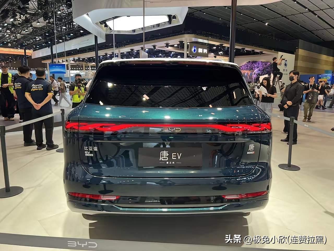 这次比亚迪汽车真给力，比亚迪汽车参加成都国际车标，我真多车型，
包下9号馆设集团