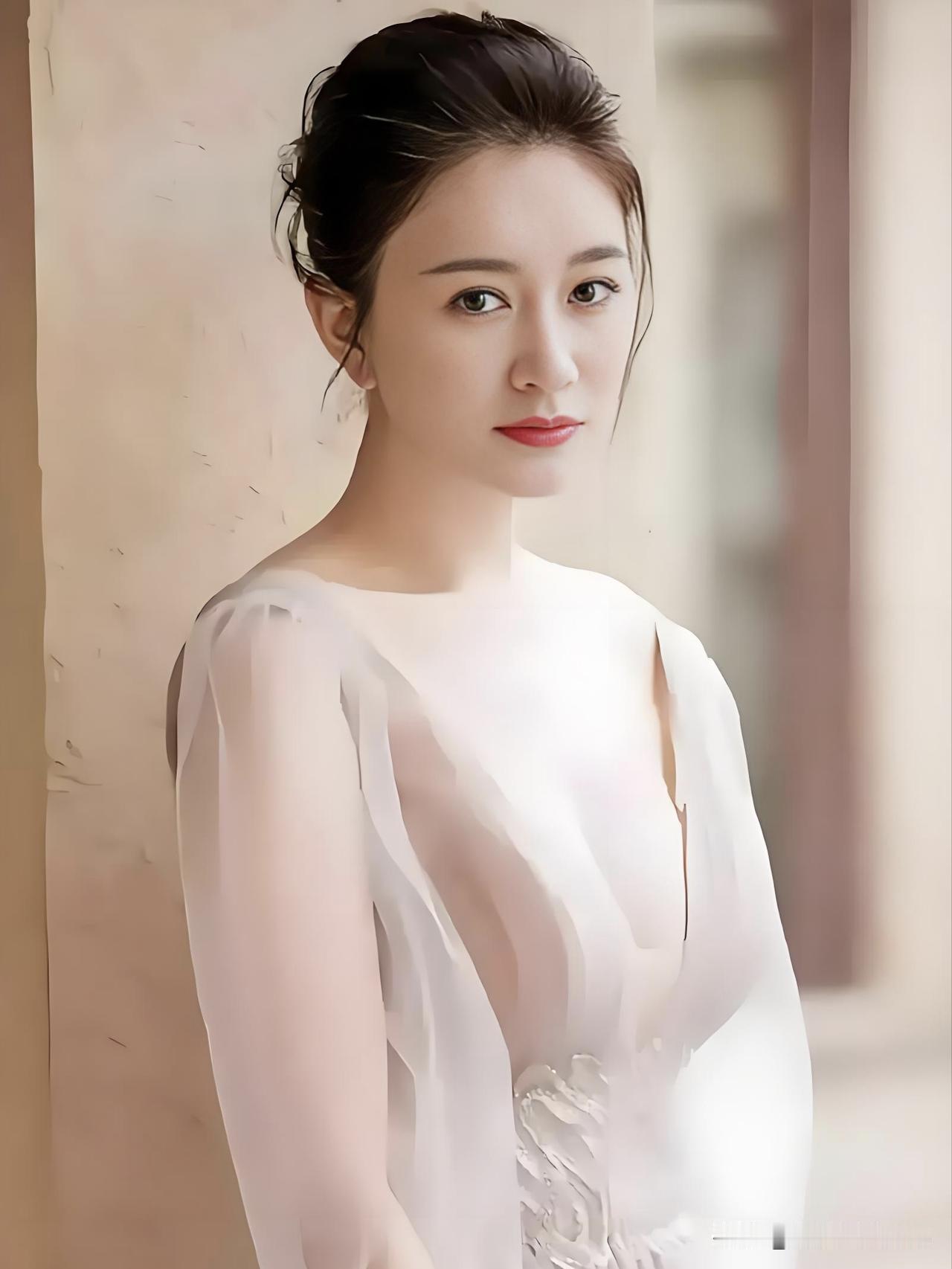 李小苒｜眉眼如远山含黛，气质似秋水无尘。不张扬，自有光；不争艳，已倾城。时光愈久