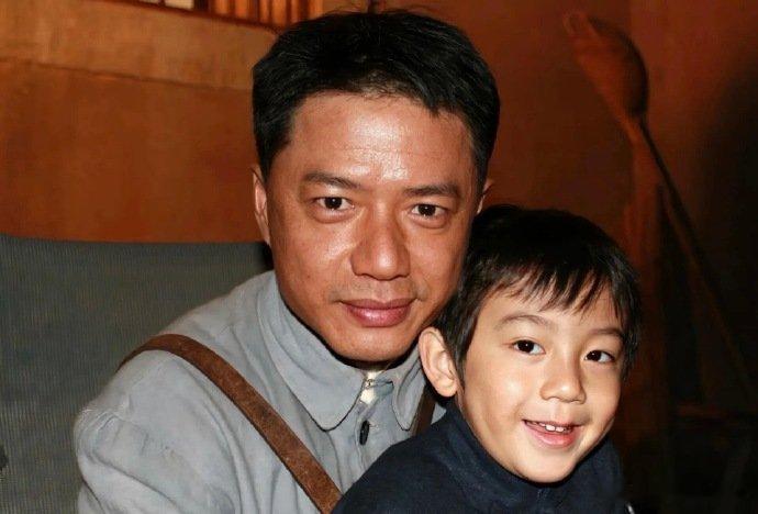 半个娱乐圈的人都抱过林沐然从小演员一路成长，被这么多前辈认可和疼爱，真的又暖心又