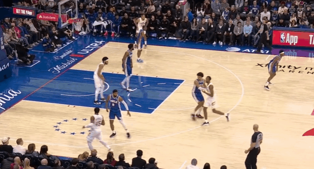 逐帧拆解：米切尔技术细节解析，全场最高35分率队大胜费城图1米切尔无球借莫布里“