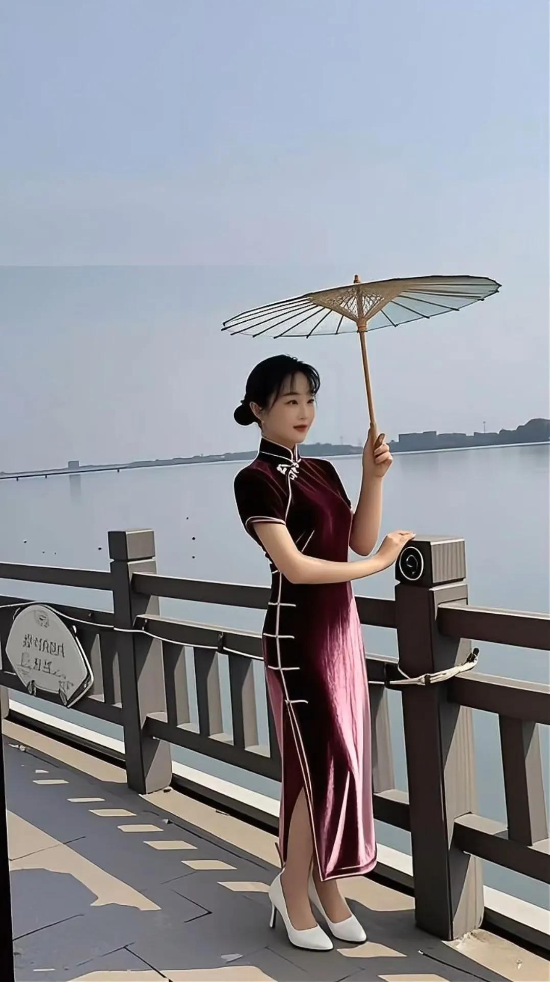 下联：江水染春烟，求上联岭云遮暮日。