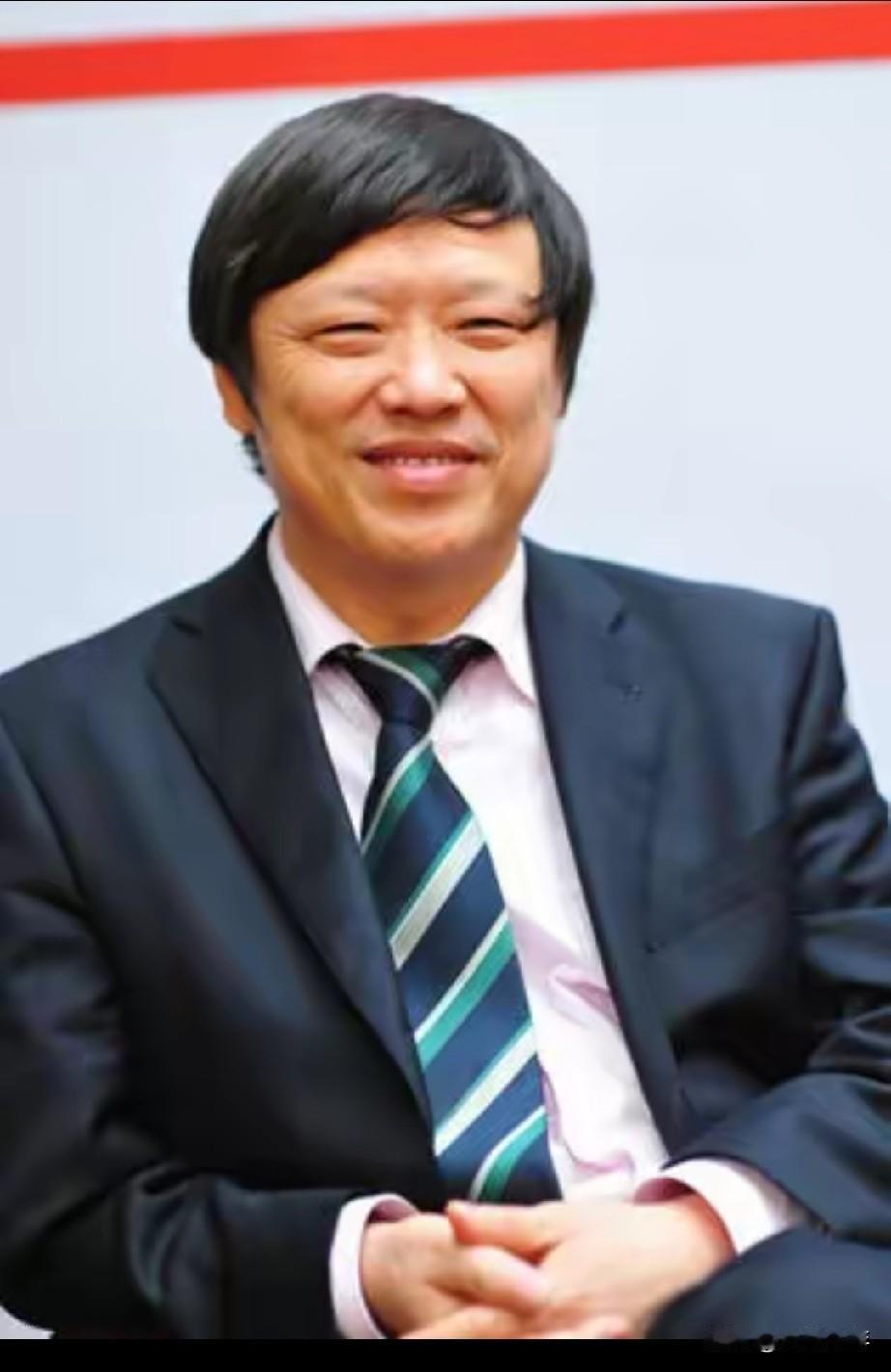 老夫认为，胡锡进是一个非常聪明圆滑的人，他非常善于审时度势，见风使舵，随机应变，