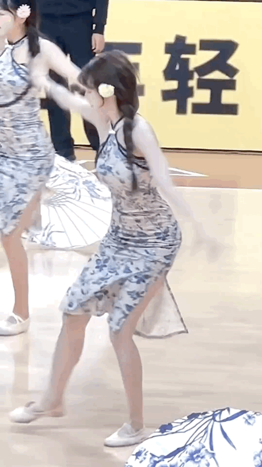 人人都说CBA不行
但是我觉得CBA挺好看的
至少啦啦队是好看的
