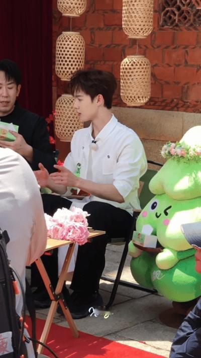 李昀锐小嘴叭叭的李昀锐叽里咕噜说什么呢💬奔跑吧路透捕捉到一只话痨昀锐！干净白衬