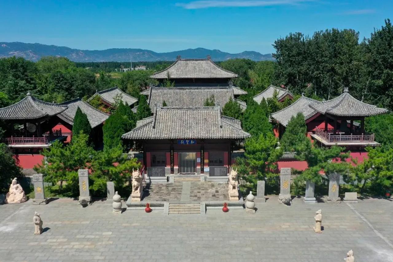 新泰素有“三圣山水故里，千年诗画新泰”的美誉。和圣柳下惠直道守信，坐怀不乱的品格