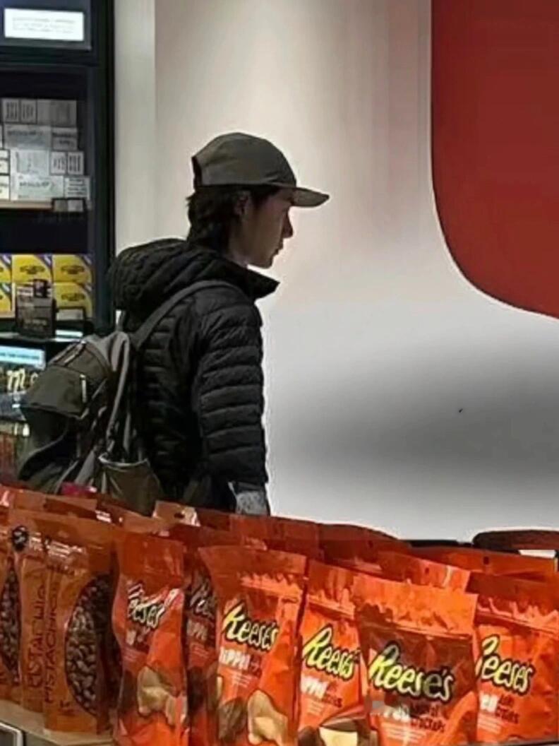 机场免税店偶遇王一博路人机场免税店偶遇王一博穿着羽绒服戴着棒球帽的新鲜一博[憧憬