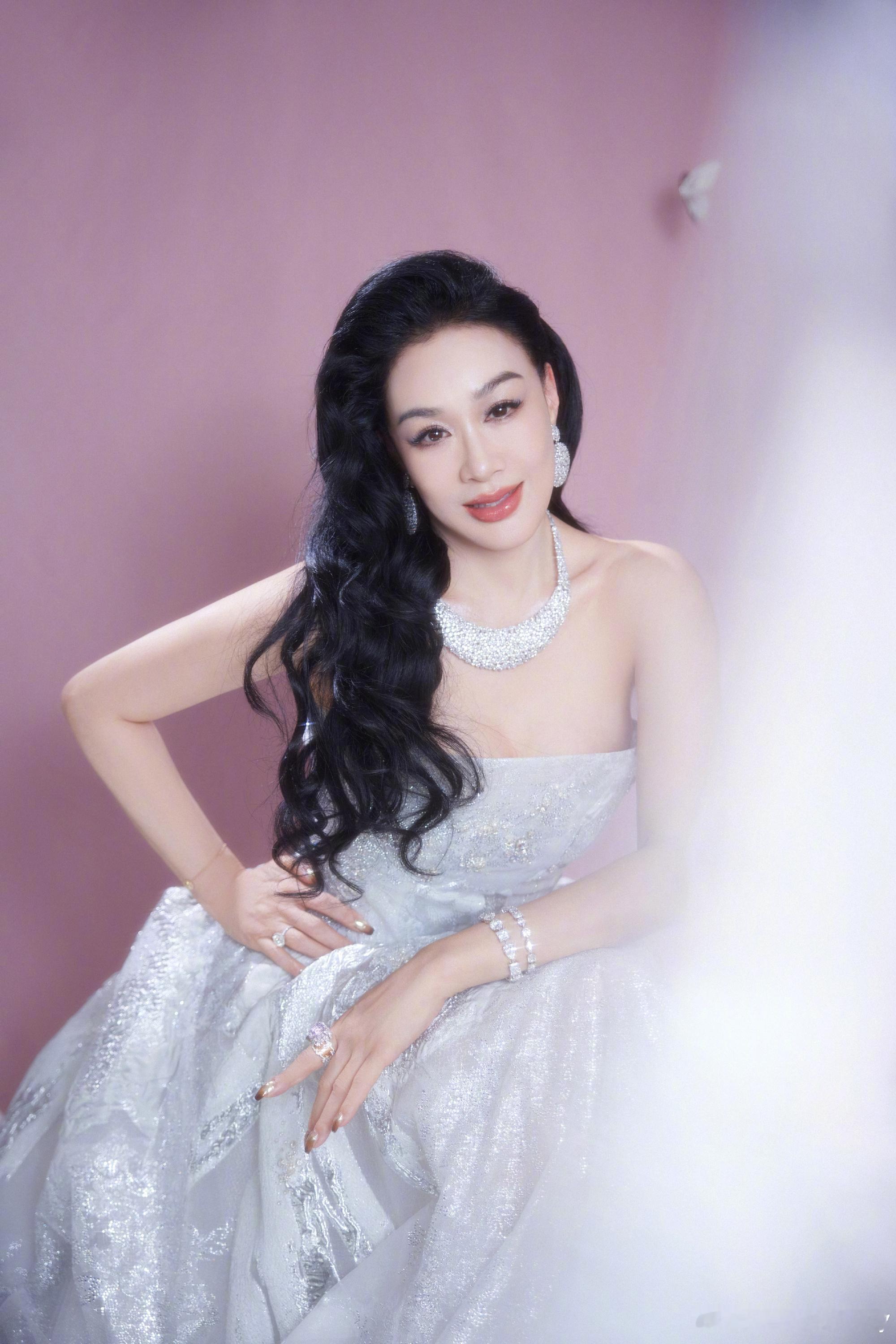 钟丽缇张伦硕谈四胎初入职场金融季钟丽缇在节目中大方回应四胎话题，从九周年纪念日那