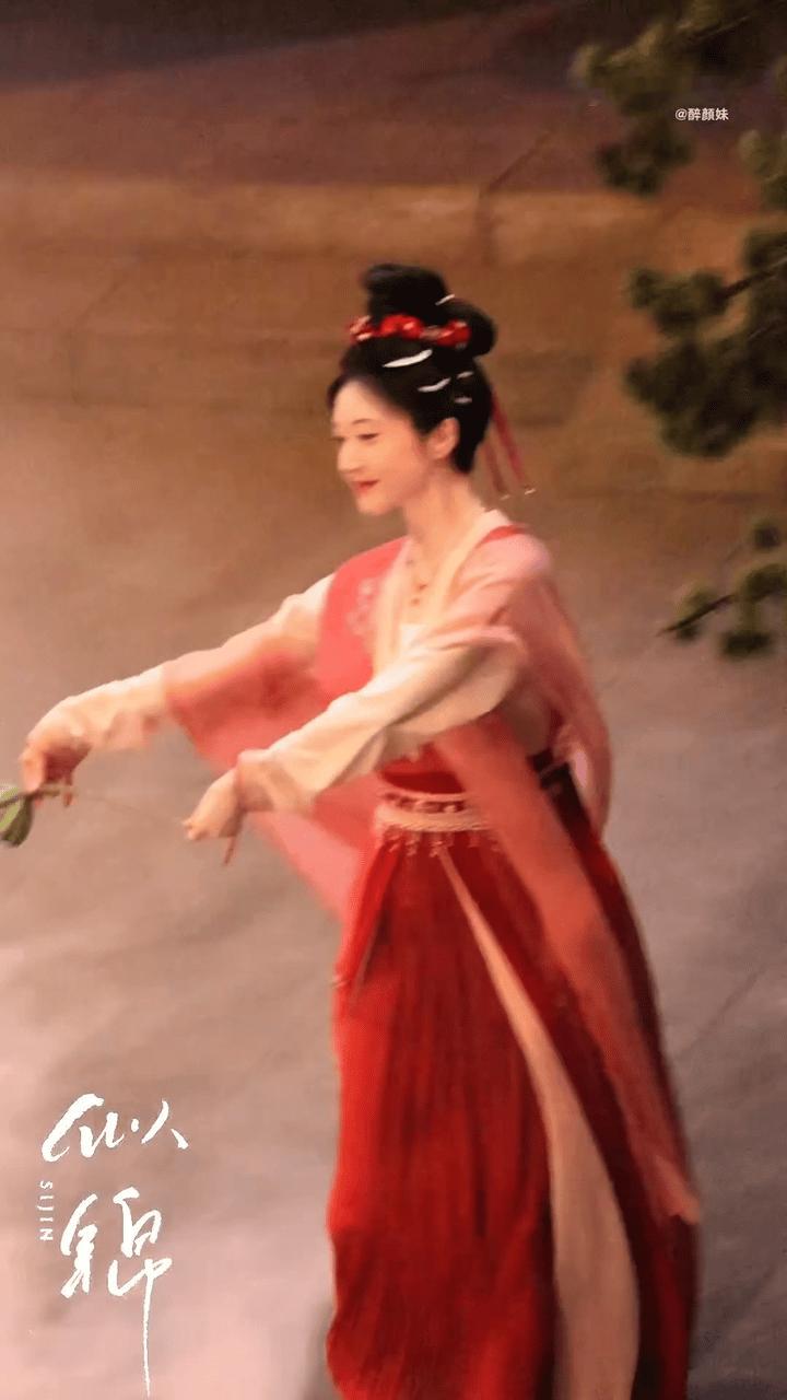 景甜似锦粉衣造型宛如仙女下凡，不经意间的小动作都让人着迷[送花花] ​​​