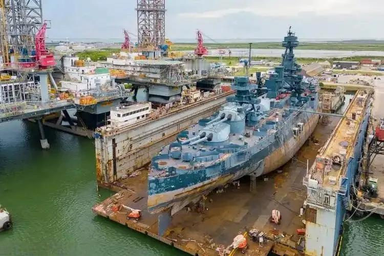 12月22日，美国总统特朗普在佛罗里达州的海湖庄园，当着美国战争部长赫格塞斯的面