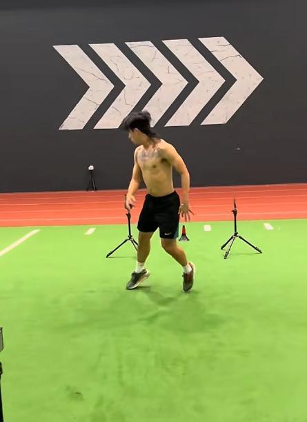 汪士钦还是听劝的，专注于足球，找了改善体能和运动表现的课加练起来了，非AI肚子上