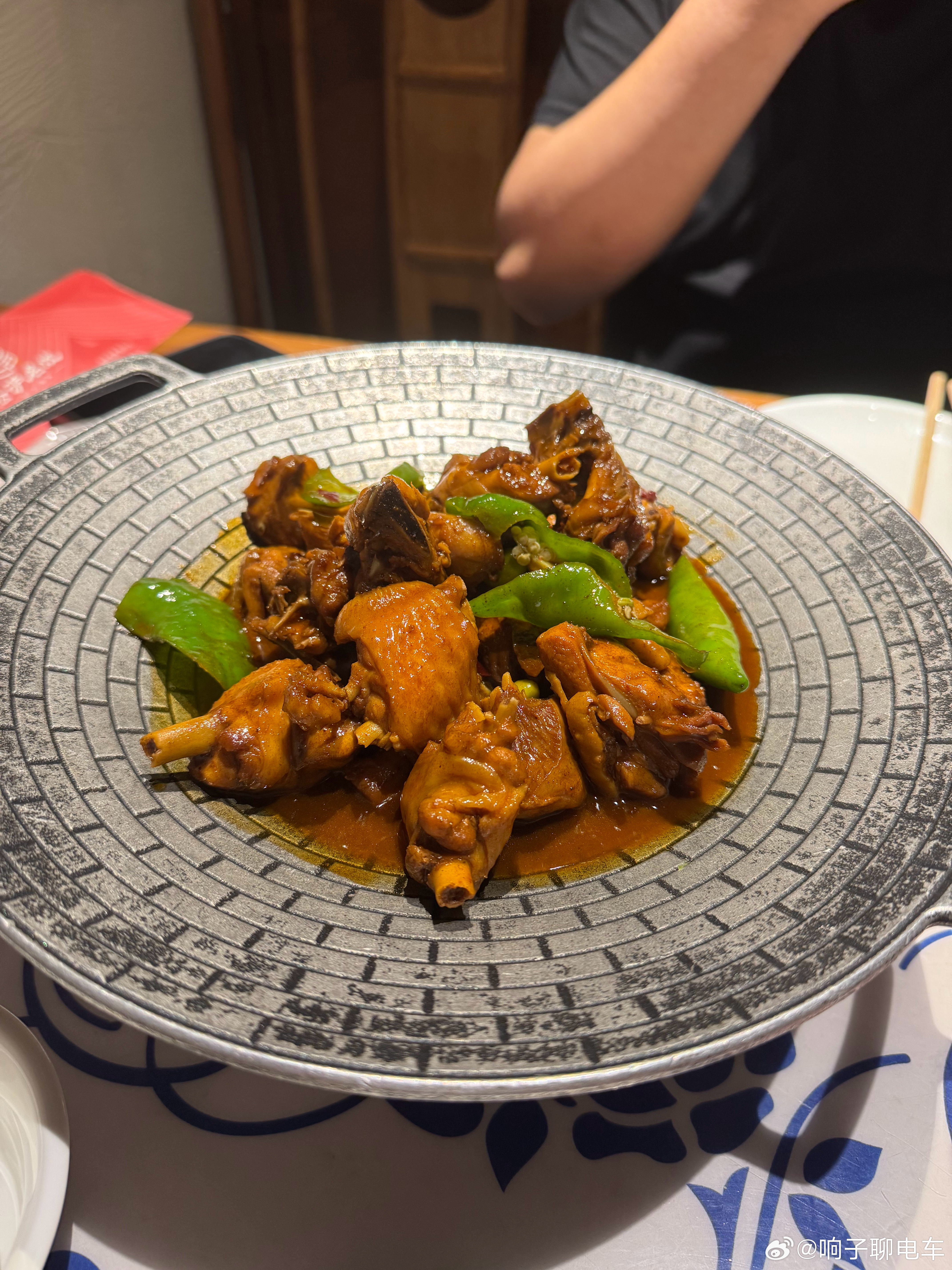攻击力吓人[摊手][摊手]算啦吃饭，没必要 ​​​