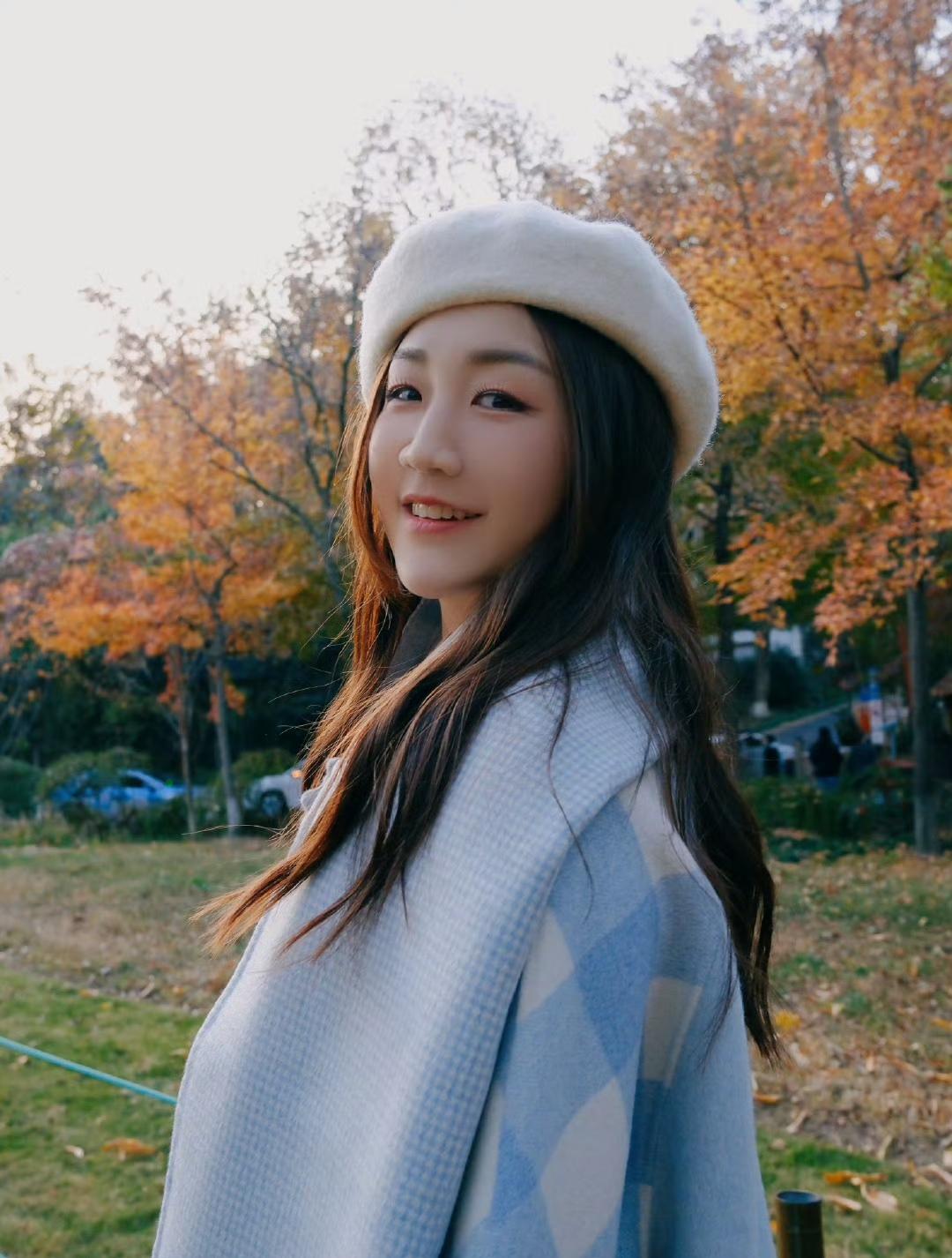 自从陈梦活跃在时尚圈后，我就莫名的喜欢上了她……

总感觉她有一种很特别的气质，