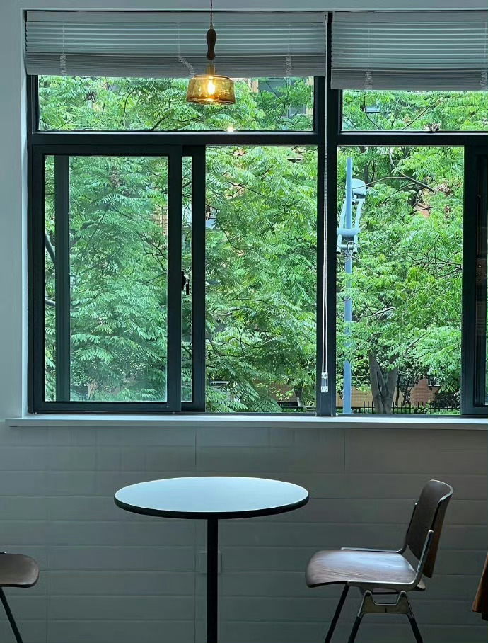 永远不要停止投资自己，从气质到谈吐，从外貌到修养，从技能到阅历，只有你一直在自我