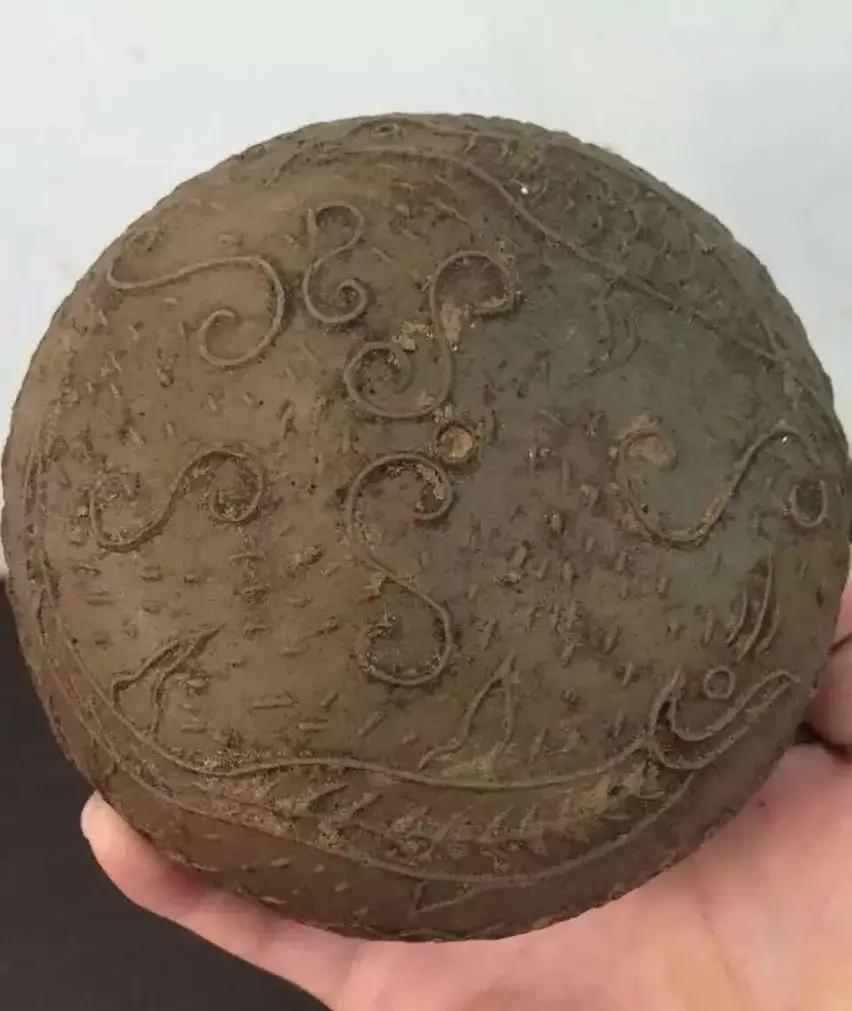 你知道吗？五千多年前良渚古城里，有个叫妴的厉害小姐姐，她可不是普通人，而是专门负