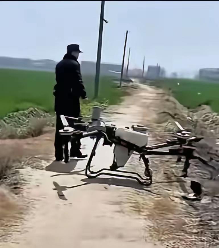 最近刷到无人机违规打药的事儿，心里真不是滋味。无人机被没收是板上钉钉的事，但咱老