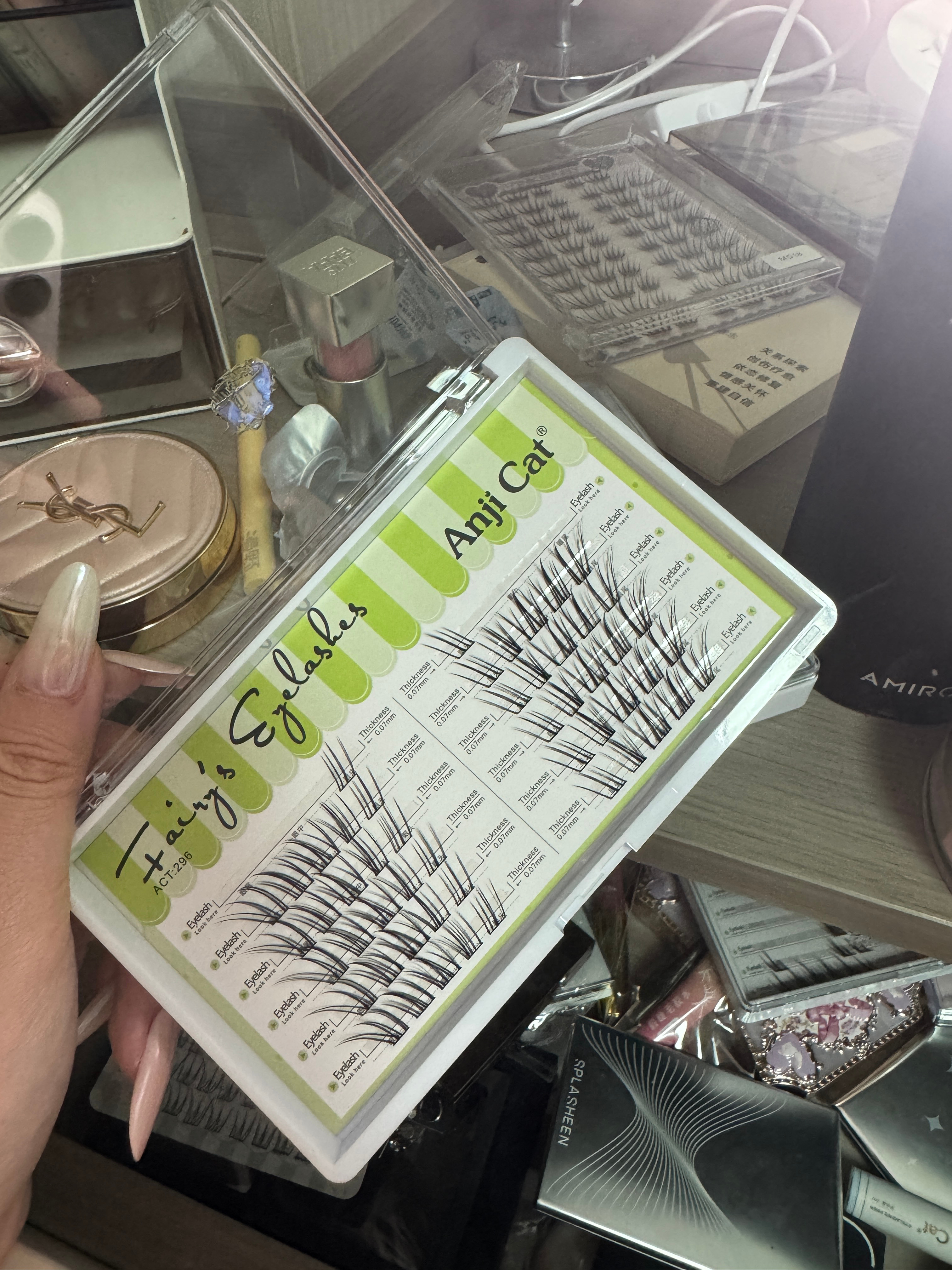 这个假睫毛！！好好看，适合淡颜变轻浓颜，也适合浓颜画淡妆，这个形状贴出来看起来就