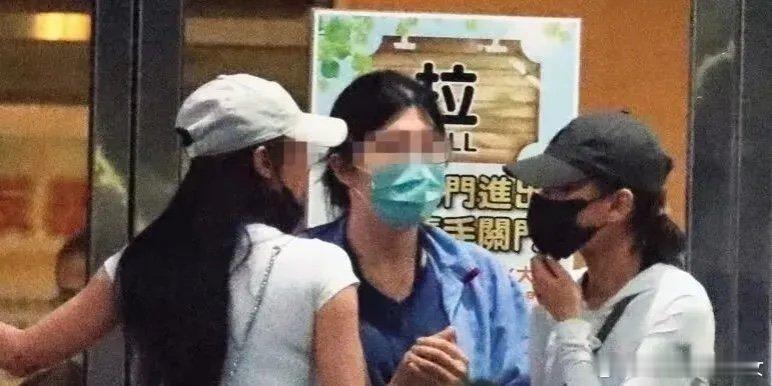 #何超莲窦骁现身医院#赌王千金何超莲陪老公台北就医！夫妻俩并肩而坐，这是有好事发