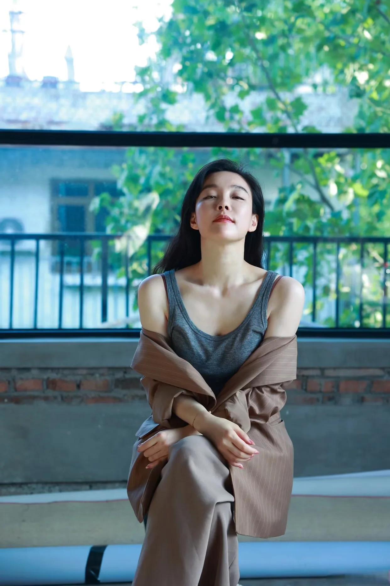 不要什么话都和女人说，适当给自己留一点神秘感，这样女人才会一直对你好奇。 如果合