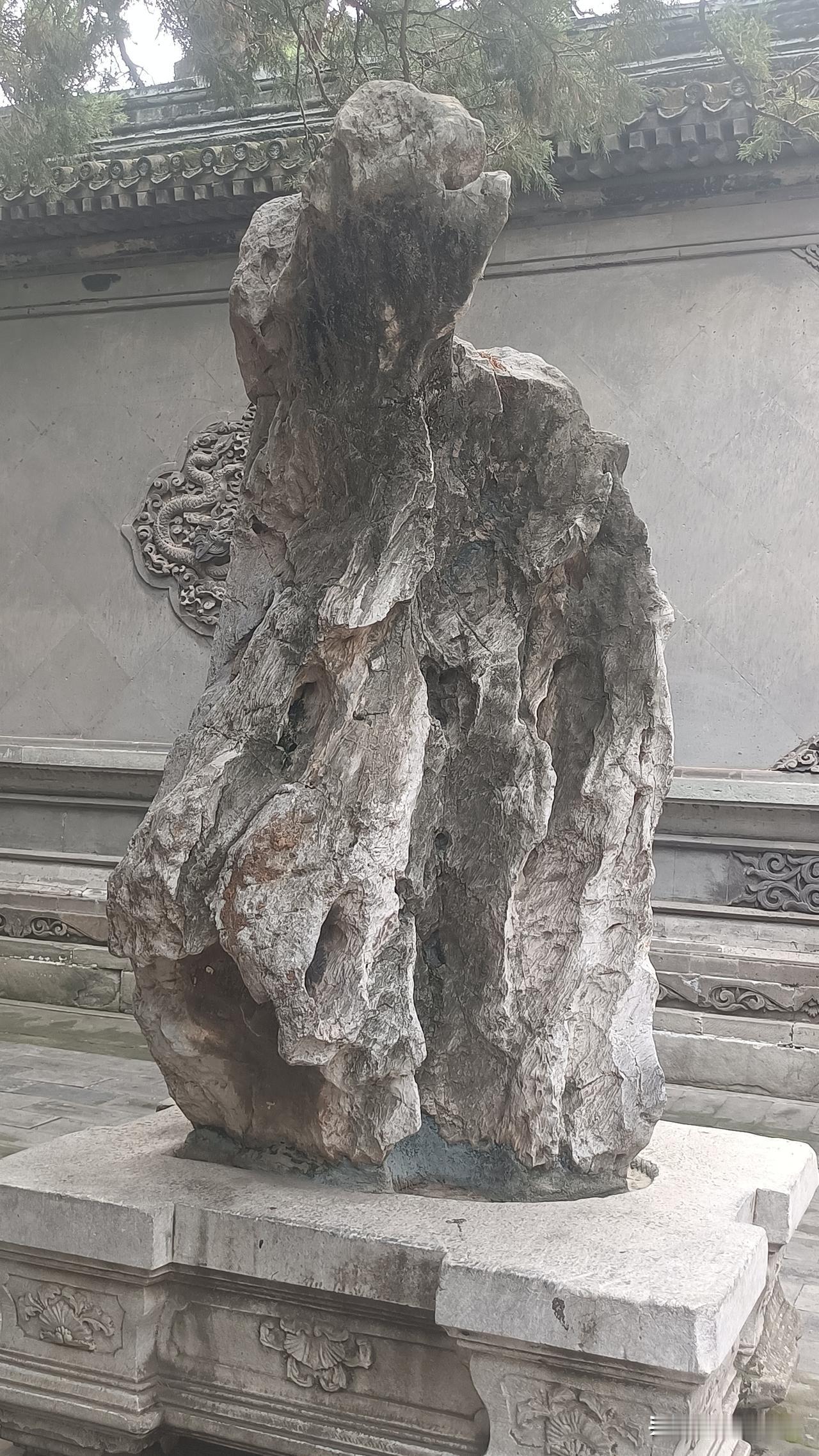 这是我旅游时拍的照片，看是一块普通的石头，但是还是一位名人呢？友友们猜猜这是哪位