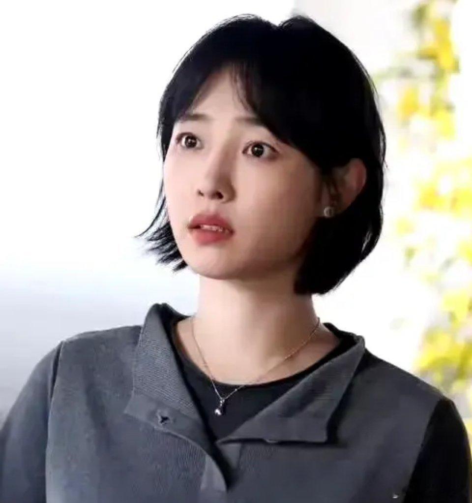 白百何首晒二胎儿子这次晒娃，让我们看到白百何作为母亲柔软的一面，褪去明星光环，陪