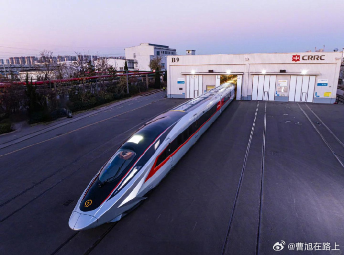 世界最快高铁跑出中国创新加速度CR450 是全球首款设计时速 400 公里高铁，