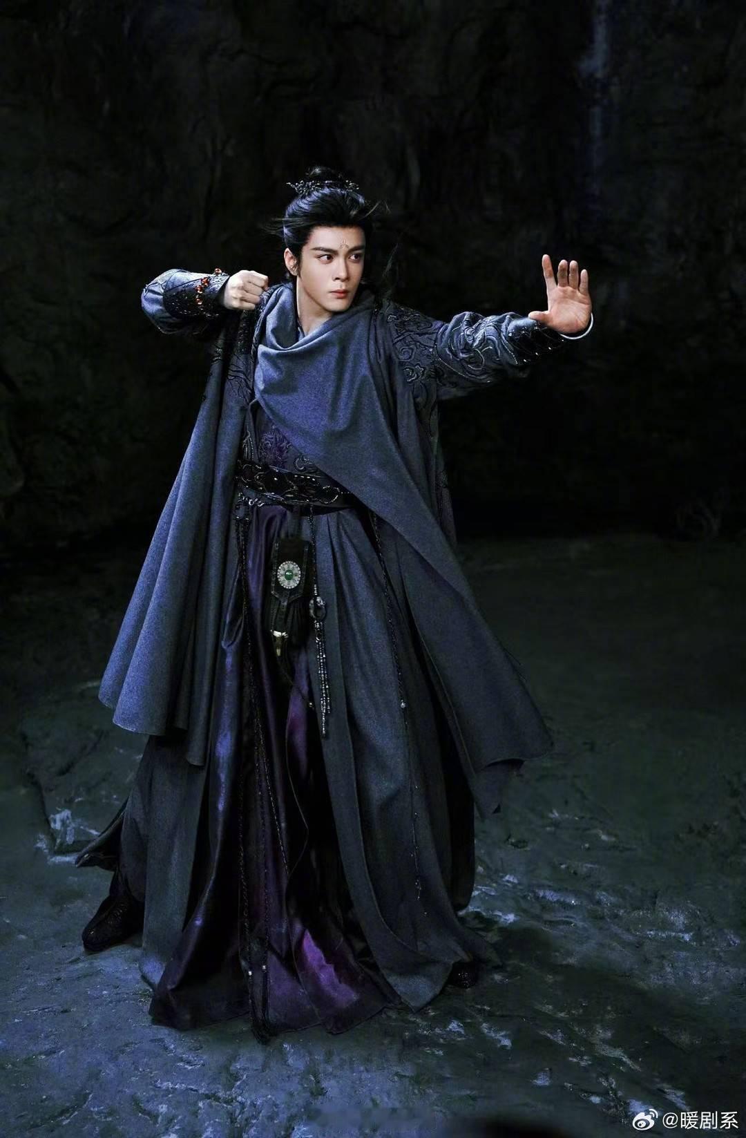 曾舜晞和武拾光一起融入了月鳞绮纪 曾舜晞演武拾光真的是下了功夫的，一个角色里要完