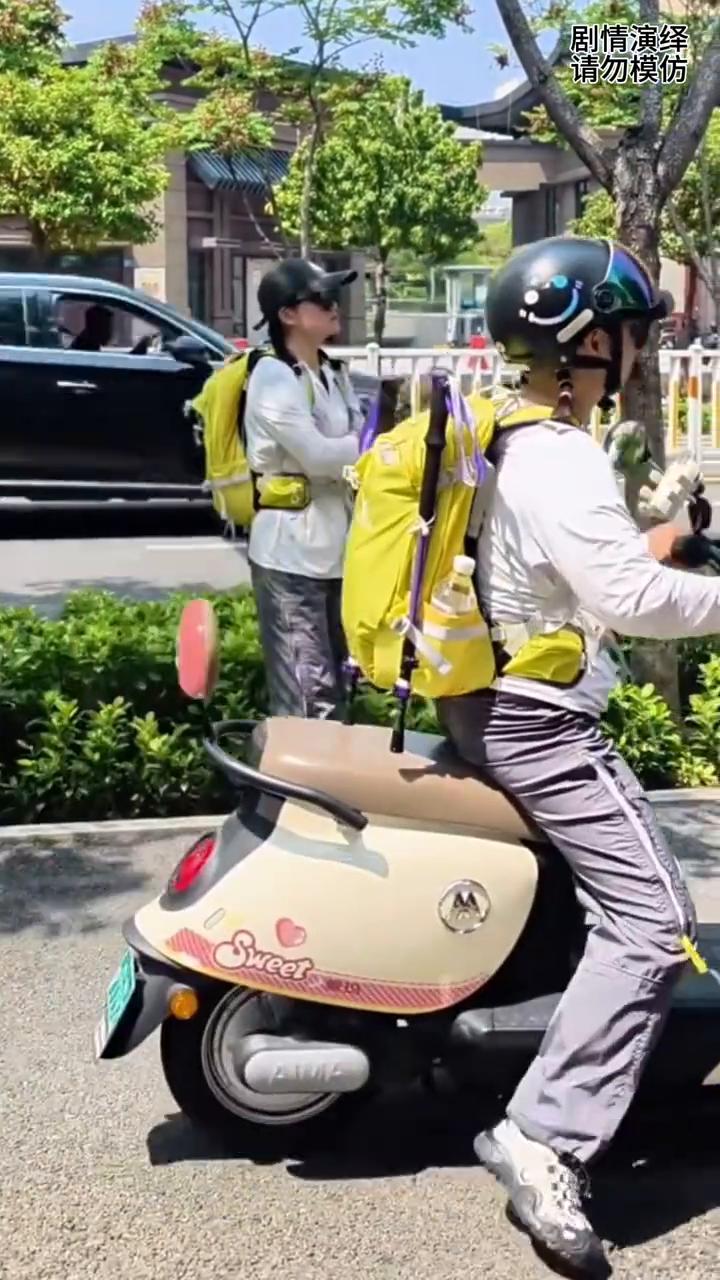 一对情侣约定去爬山，却因小事吵架，下一秒他们的做法太有才了。
一对情侣约定去爬山