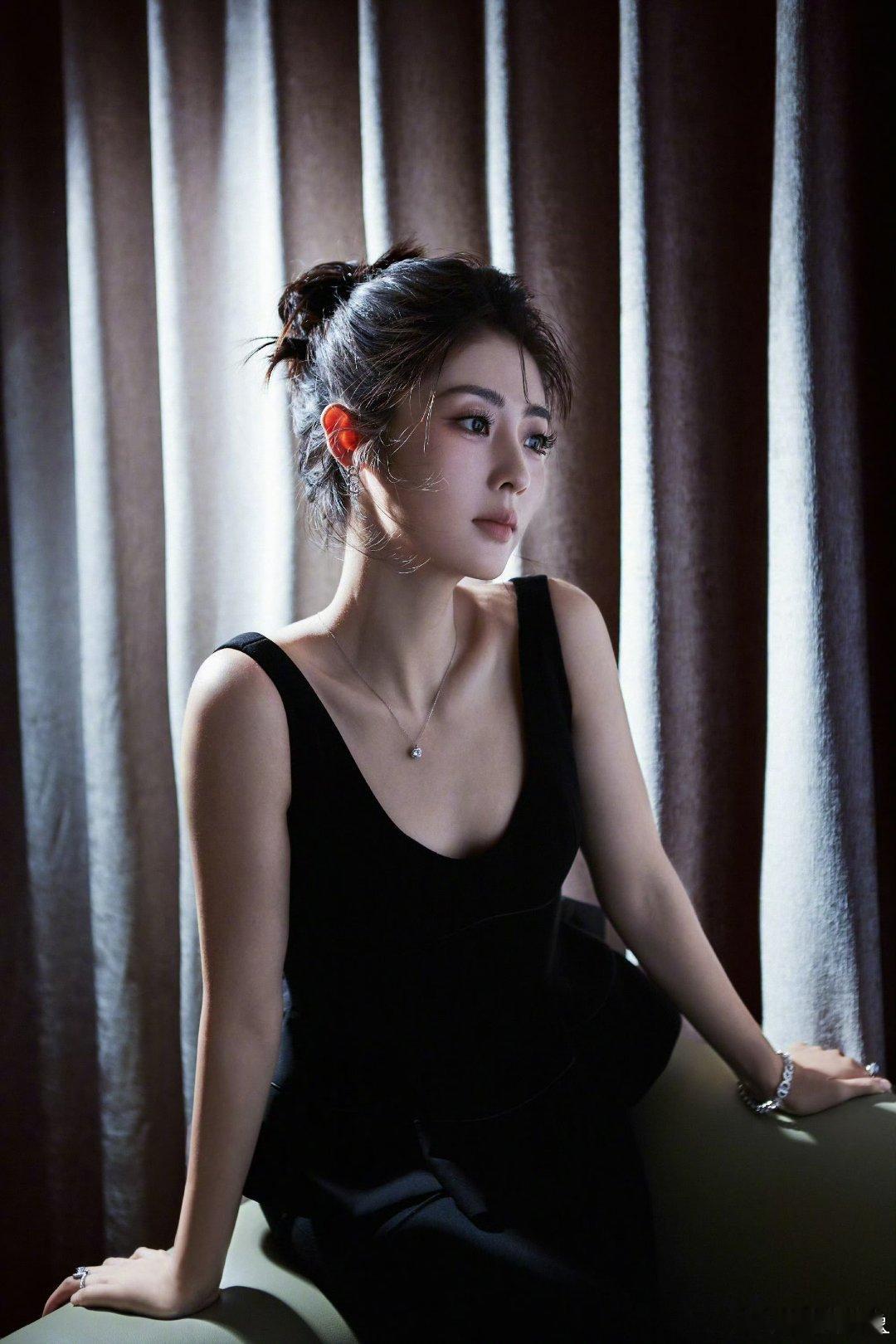 #邢菲U领黑色掐腰裤装##邢菲U领黑色裤装#邢菲最新营业大片🈶，U领黑色掐腰裤