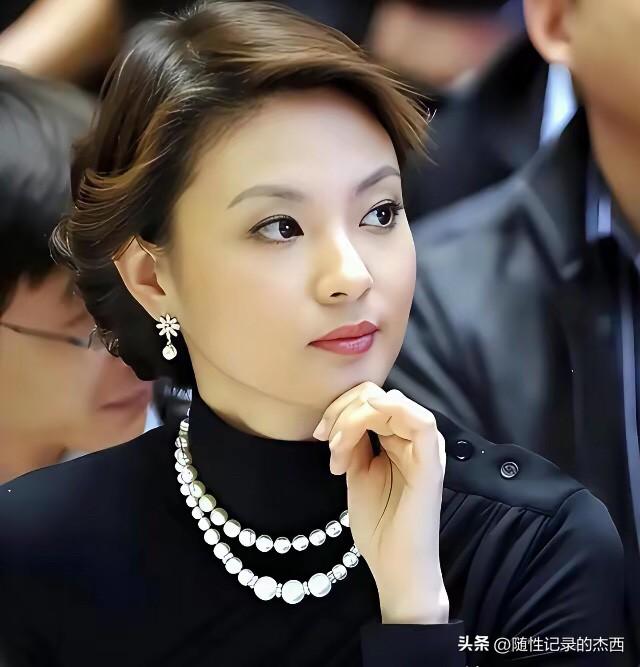 刘芳菲温柔大方，从辽宁电视台到央视成为很多人心目中的女神令人钦佩，她个人亲和力十