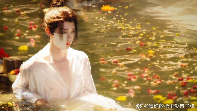 周翊然 这是我不花钱就能看的吗 周翊然此次的水中造型，将白衣的飘逸、眼神的深邃和