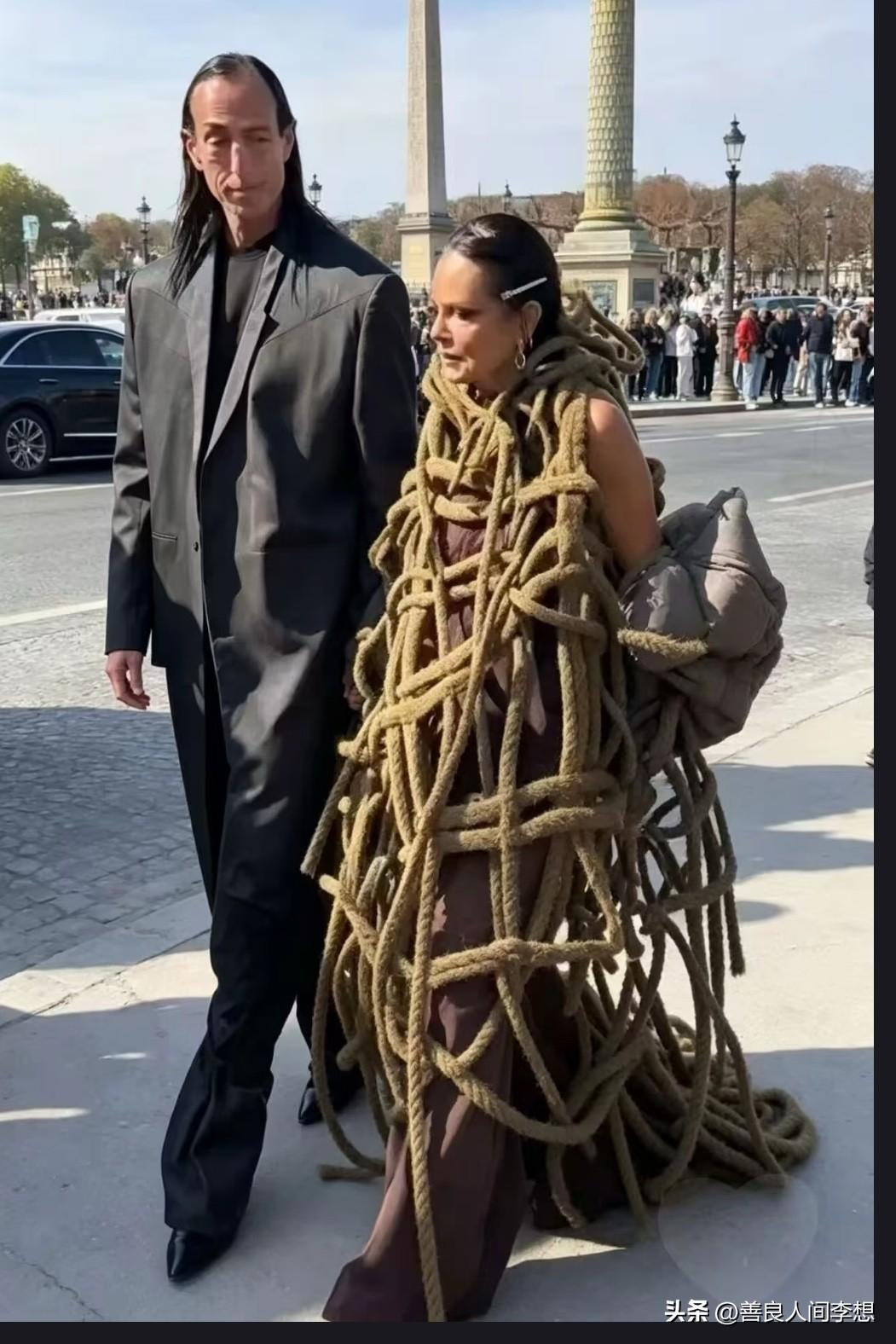 这样的时尚搭配你喜欢吗？据说这是巴黎世家设计的教父的妻子，一根麻绳就变成了独特的
