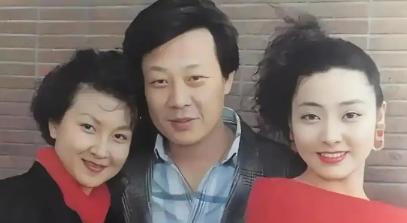1996年，老戏骨寇世勋将年轻貌美的健美小姐许黎丹带回家，直接对原配妻子崔瑶琪说